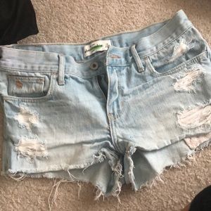 Abercrombie- distressed denim short shorts